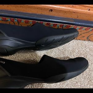 Beautiful Ecco comfy shoes great for traveling; or just walking all day 😎